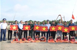 Cảnh sát biển đồng hành, hỗ trợ ngư dân vươn khơi bám biển