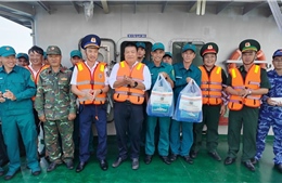 Cảnh sát biển Việt Nam thăm, tặng quà quân và dân đặc khu Phú Quý