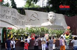 Dòng người thành kính tri ân các anh hùng liệt sĩ tại Công viên Lê Thị Riêng