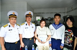 Lữ đoàn 171 thăm, tặng quà gia đình chính sách và quân nhân khó khăn