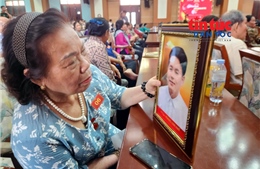 54 gia đình liệt sĩ xúc động nhận ảnh phục dựng người thân trong chương trình 'Tri ân người giữ lửa'