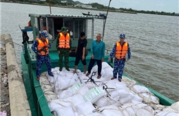 Cảnh sát biển phát hiện phương tiện chở khoảng 20 tấn đường cát không rõ nguồn gốc