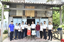 Lữ đoàn 167 thăm, tặng quà con ngư dân dịp năm học mới
