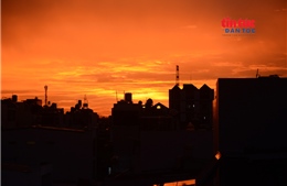 Khoảnh khắc bầu trời nhuộm cam vàng sau cơn mưa tại TP Hồ Chí Minh