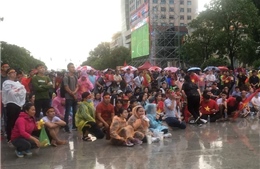 Hình ảnh xúc động của cổ động viên TP Hồ Chí Minh đội mưa cổ vũ cho đội tuyển