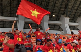 Cổ động viên ùn ùn sang Malaysia cổ vũ cho đội tuyển Việt Nam