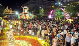 Hàng ngàn người dân đổ về đường hoa Tết Nguyễn Huệ trong ngày đầu mở cửa