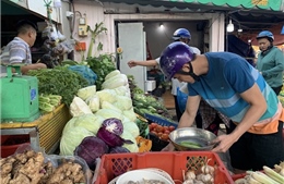 Mùng 4 Tết, rau xanh, trái cây tăng giá do sức mua tăng tại TP Hồ Chí Minh