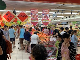 Chợ truyền thống, siêu thị TP Hồ Chí Minh đông khách mua sắm ngày 29 Tết