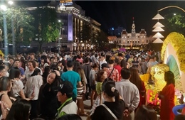 Các ngả đường vào trung tâm TP Hồ Chí Minh ken đặc người trong tối 30 Tết