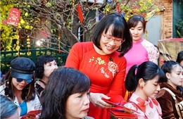Hàng nghìn du khách xuất hành trong ngày mùng 1 Tết tại TP Hồ Chí Minh