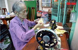 97 tuổi, Mẹ Việt Nam Anh hùng vẫn may khẩu trang tặng người nghèo chống dịch COVID-19