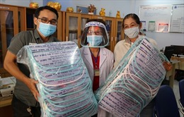 Nữ tiểu thương làm hàng ngàn chiếc mũ ngăn giọt bắn tặng y bác sỹ chống dịch COVID-19