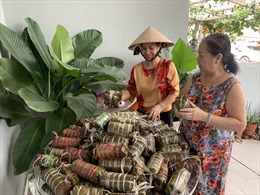 Người dân TP Hồ Chí Minh gói bánh chưng, bánh tét ủng hộ đồng bào miền Trung