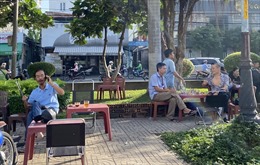 Người dân TP Hồ Chí Minh thờ ơ không đeo khẩu trang khi ra đường