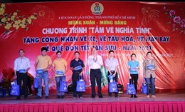 TP Hồ Chí Minh trao 800 &#39;Tấm vé nghĩa tình&#39; cho công nhân khó khăn về quê đón Tết