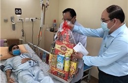 TP Hồ Chí Minh trao quà Tết cho bệnh nhân có hoàn cảnh khó khăn tham gia BHXH