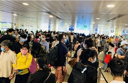Sân bay Tân Sơn Nhất &#39;kín người’ trong ngày cuối tuần