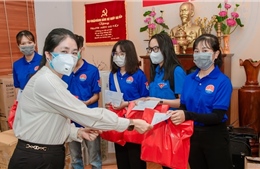 TP Hồ Chí Minh: Nhiều phần quà ý nghĩa gửi đến các lực lượng chống dịch, người nghèo