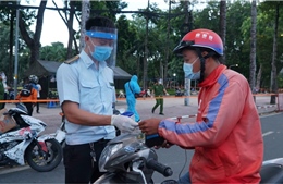 Người dân phải mang thẻ, giấy phân công nhiệm vụ khi lưu thông trên đường tại TP Hồ Chí Minh