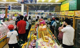 Lo ngại bị phong toả, người dân TP Hồ Chí Minh đổ xô đi gom hàng 