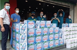 Các cơ quan báo chí tặng quà cho các bệnh viện tuyến đầu chống dịch tại TP Hồ Chí Minh