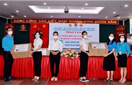 TP Hồ Chí Minh tặng các thiết bị học tập cho học sinh có hoàn cảnh khó khăn