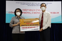 TP Hồ Chí Minh tiếp nhận ủng hộ trang thiết bị y tế cho công tác chống dịch COVID-19