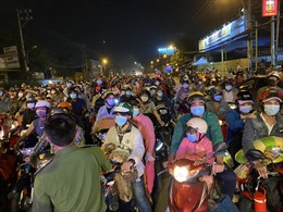 Tối 30/9, hàng ngàn người đi xe máy về quê, cửa ngõ phía Tây TP Hồ Chí Minh ùn tắc nghiêm trọng