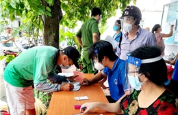 Người dân TP Hồ Chí Minh phấn khởi nhận tiền hỗ trợ đợt 3