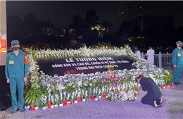 Hình ảnh xúc động của người dân TP Hồ Chí Minh tưởng niệm người đã mất vì COVID-19