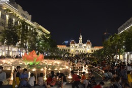 Người dân TP Hồ Chí Minh đổ về phố đi bộ Nguyễn Huệ đón mừng Năm mới 2022