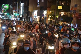 TP Hồ Chí Minh: Người dân đổ xô đi chơi Giáng sinh, nhiều tuyến đường ùn tắc xe kéo dài