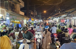 Nhộn nhịp không khí bán, mua tại chợ hoa Tết lớn nhất TP Hồ Chí Minh
