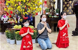 Mùng 1 Tết, người dân TP Hồ Chí Minh xuất hành đi lễ chùa cầu an 