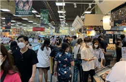 TP Hồ Chí Minh: Siêu thị, trung tâm thương mại đông nghịt khách trong ngày 1/5