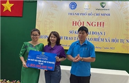 TP Hồ Chí Minh: Trao 500 sổ BHXH tự nguyện cho người lao động có hoàn cảnh khó khăn