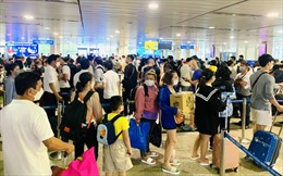 TP Hồ Chí Minh: Cao điểm mùa du lịch hè, giá vé máy bay tăng cao, sân bay &#39;quá tải&#39;