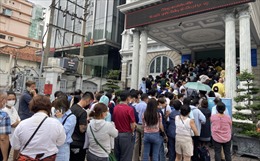 Người dân chen chúc xếp hàng chờ làm hộ chiếu tại TP Hồ Chí Minh