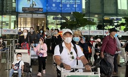Quá tải tại sân bay Tân Sơn Nhất - Bài 2: Bát nháo taxi làm giá, chèo kéo khách