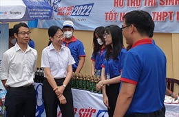 Trung ương Đoàn thăm và tặng quà đội hình Tiếp sức mùa thi tại TP Hồ Chí Minh