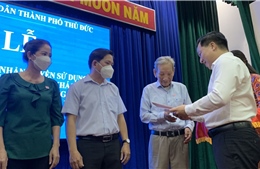 TP Hồ Chí Minh: Trao sổ hồng cho các hộ dân nằm ngoài ranh Khu đô thị mới Thủ Thiêm