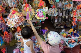 TP Hồ Chí Minh: Lồng đèn đắt hàng trước ngày Trung thu