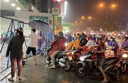 Người dân TP Hồ Chí Minh đội mưa chờ đổ xăng trong tối 10/10