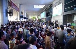 Nhà ga Quốc tế sân bay Tân Sơn Nhất đông nghịt những ngày giáp Tết