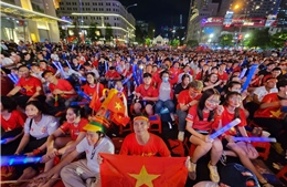 Cổ động viên TP Hồ Chí Minh nồng nhiệt cổ vũ cho đội tuyển Việt Nam
