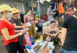 TP Hồ Chí Minh: Chợ truyền thống nhộn nhịp ngày vía Thần Tài