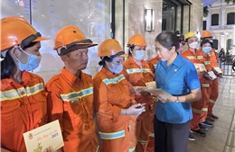 TP Hồ Chí Minh: Thăm và tặng quà cho công nhân vệ sinh, bác sỹ làm việc xuyên Tết
