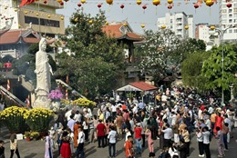 Người dân đi lễ chùa cầu bình an trong ngày mùng 1 Tết