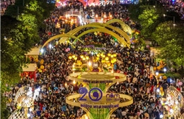 TP Hồ Chí Minh: Biển người đổ về Đường hoa Nguyễn Huệ trong tối 28 Tết